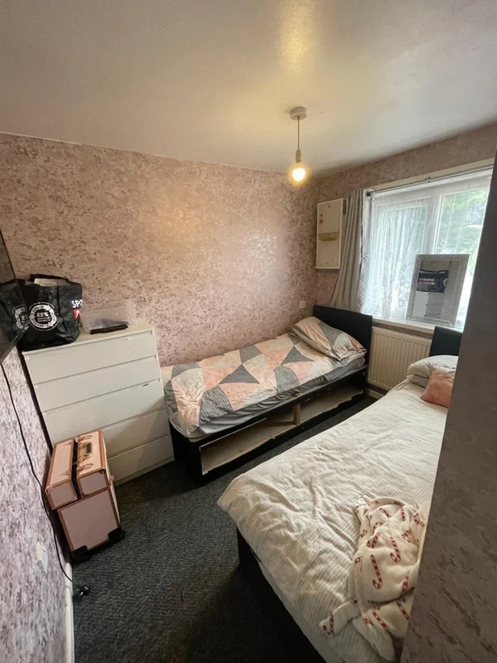 Room Wraysbury Close in Greater London