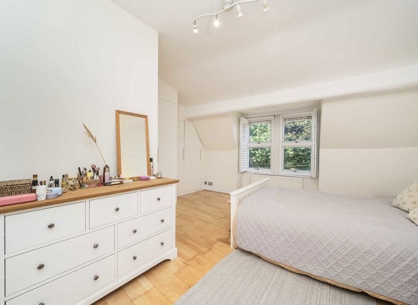 Flat Acton Lane in Greater London