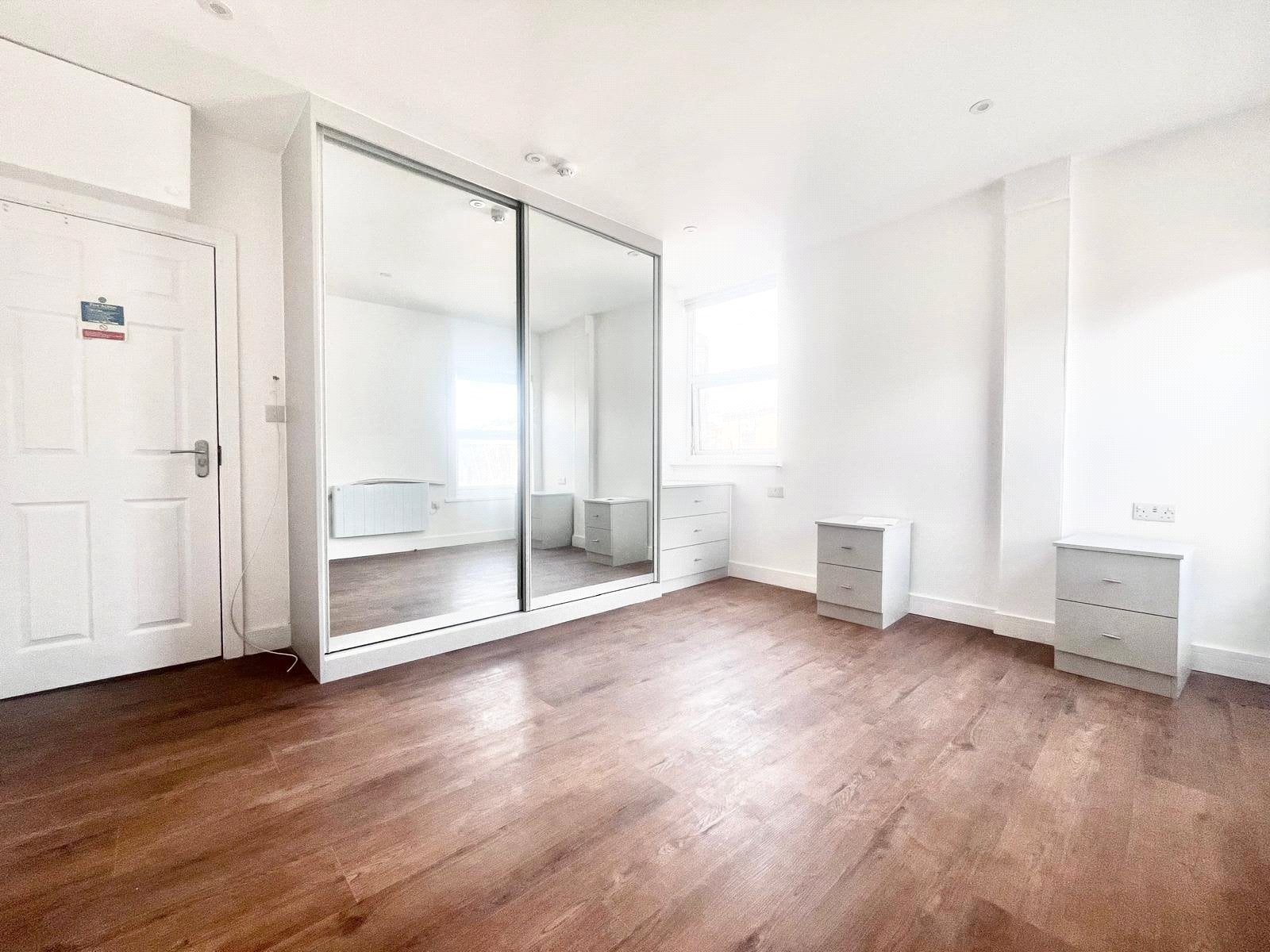 Flat Hanworth Road in Greater London