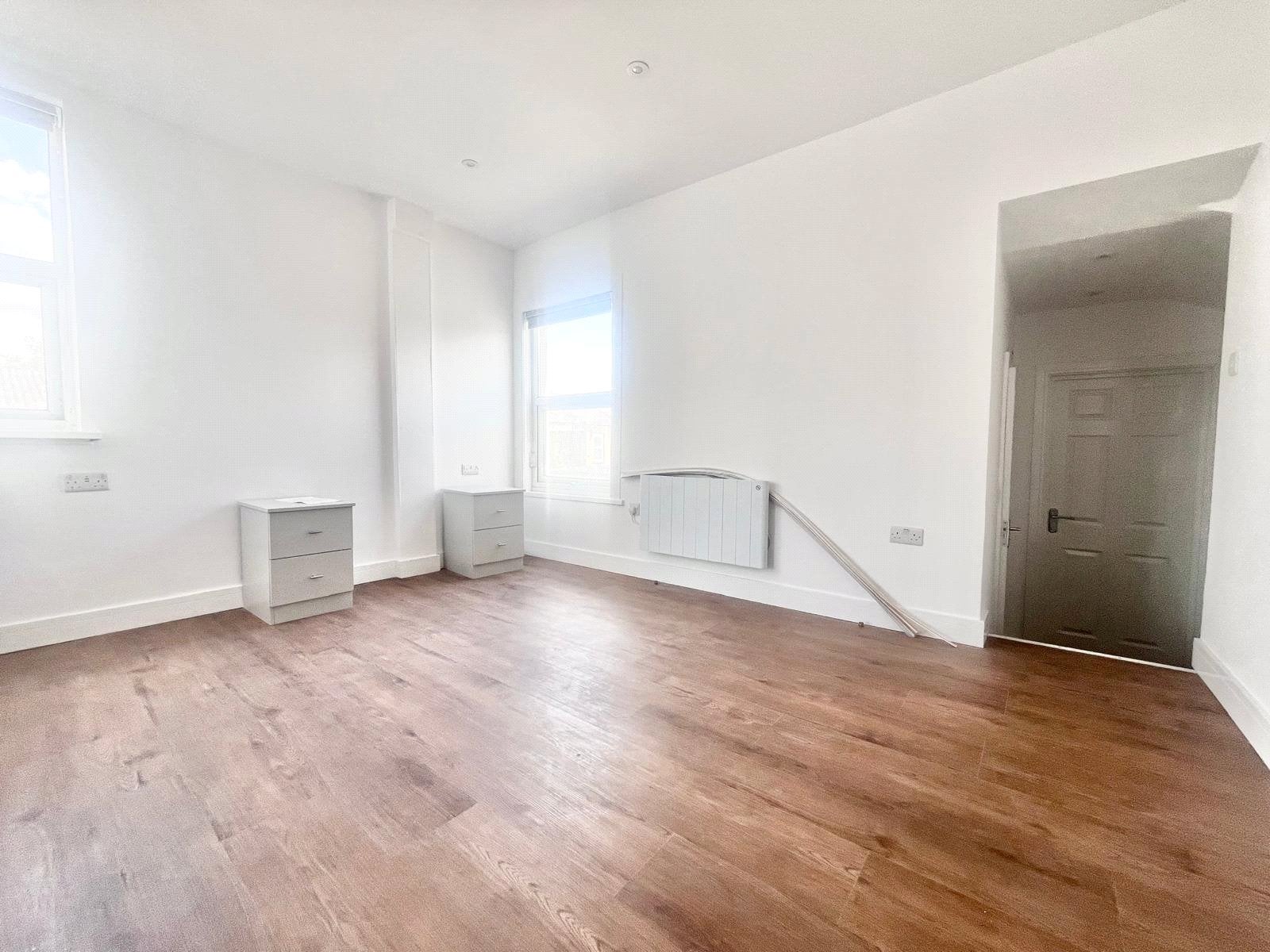 Flat Hanworth Road in Greater London