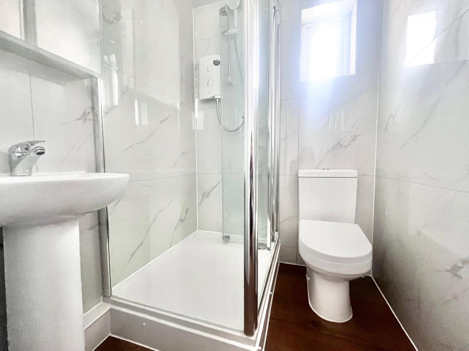 Flat Hanworth Road in Greater London
