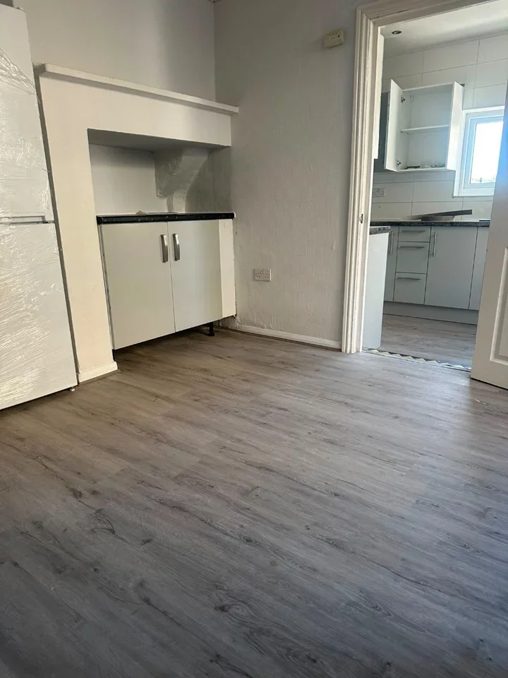 Room Quadrant Road in Greater London