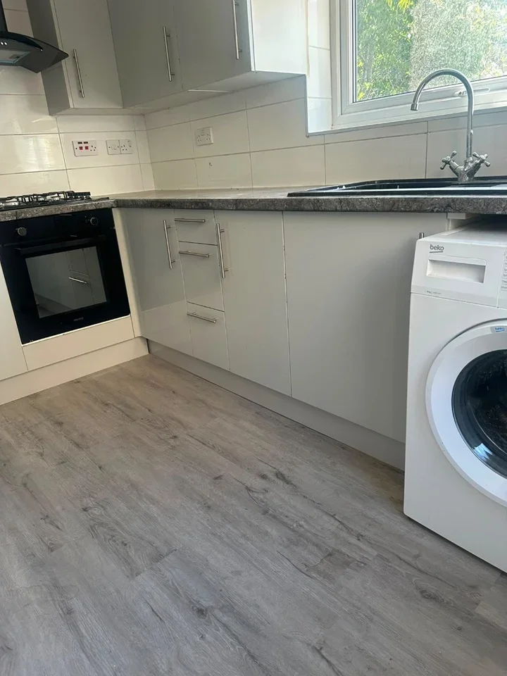 Room Quadrant Road in Greater London