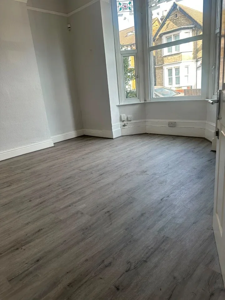 Room Quadrant Road in Greater London