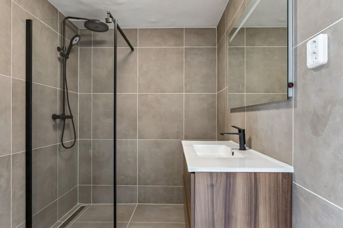 Tussenwoning te koop: Middenhof 302, Almere