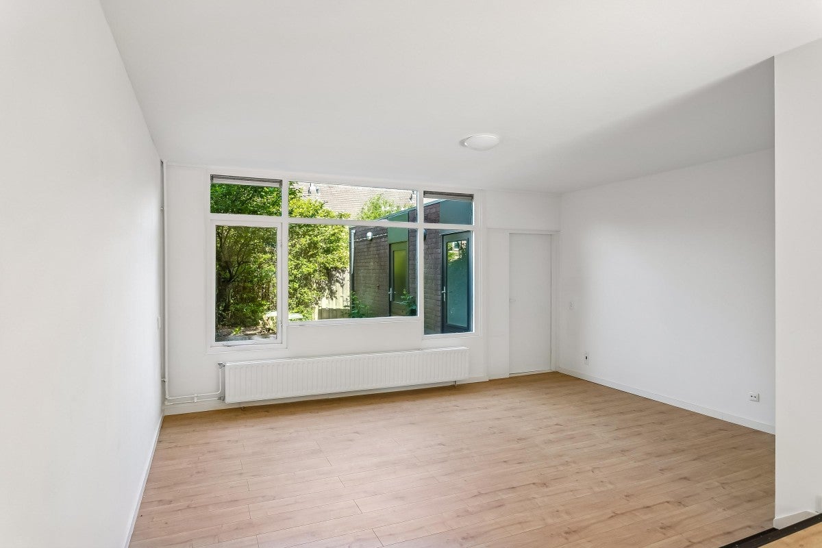 Tussenwoning te koop: Middenhof 302, Almere