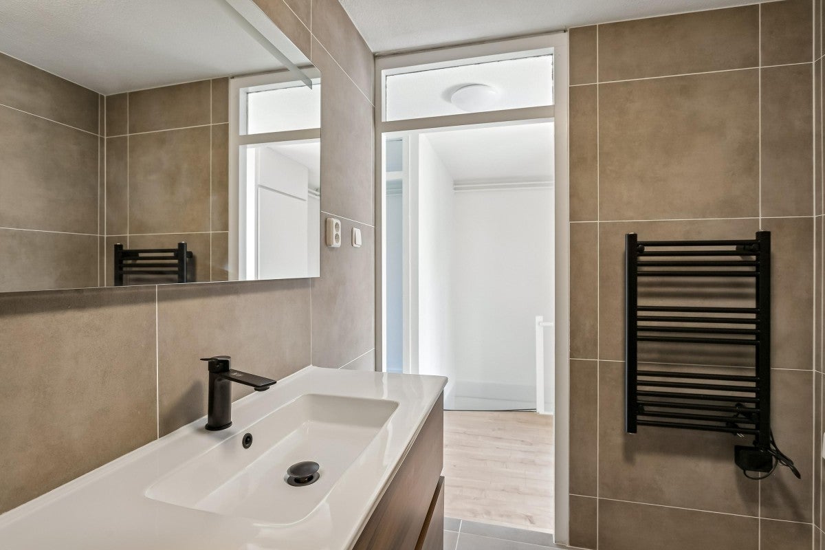Tussenwoning te koop: Middenhof 302, Almere