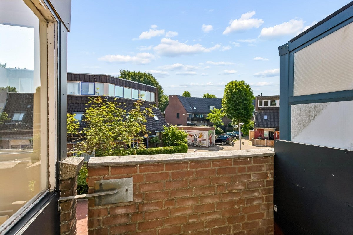 Tussenwoning te koop: Middenhof 302, Almere