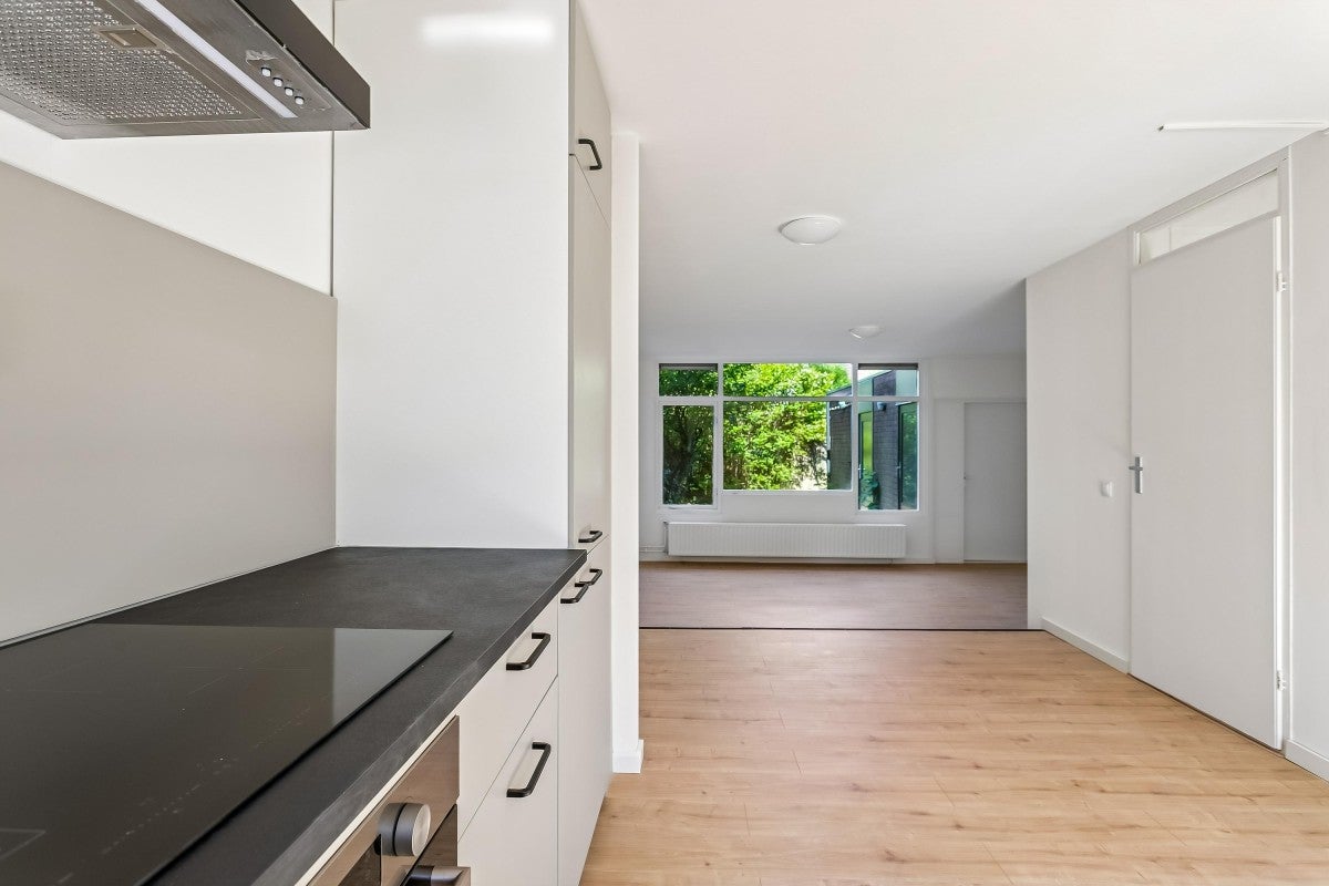 Tussenwoning te koop: Middenhof 302, Almere