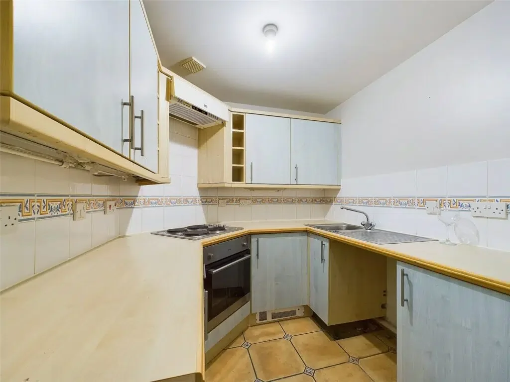Flat Sheldons Court in Cheltenham