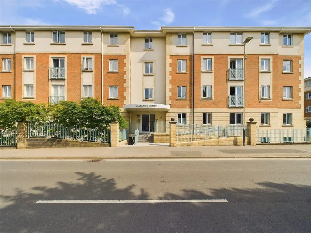 Flat Sheldons Court in Cheltenham