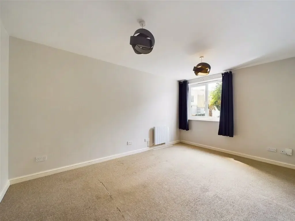 Flat Sheldons Court in Cheltenham