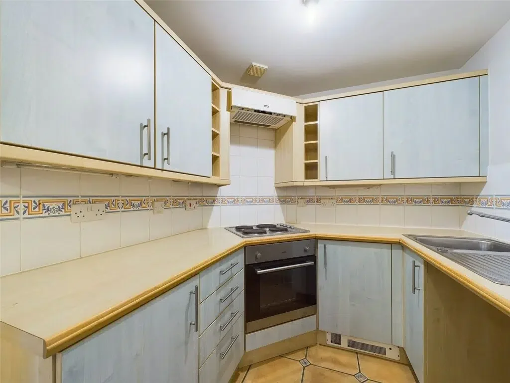 Flat Sheldons Court in Cheltenham
