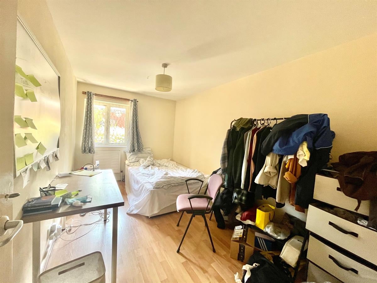 Flat Oakshott Court in Greater London