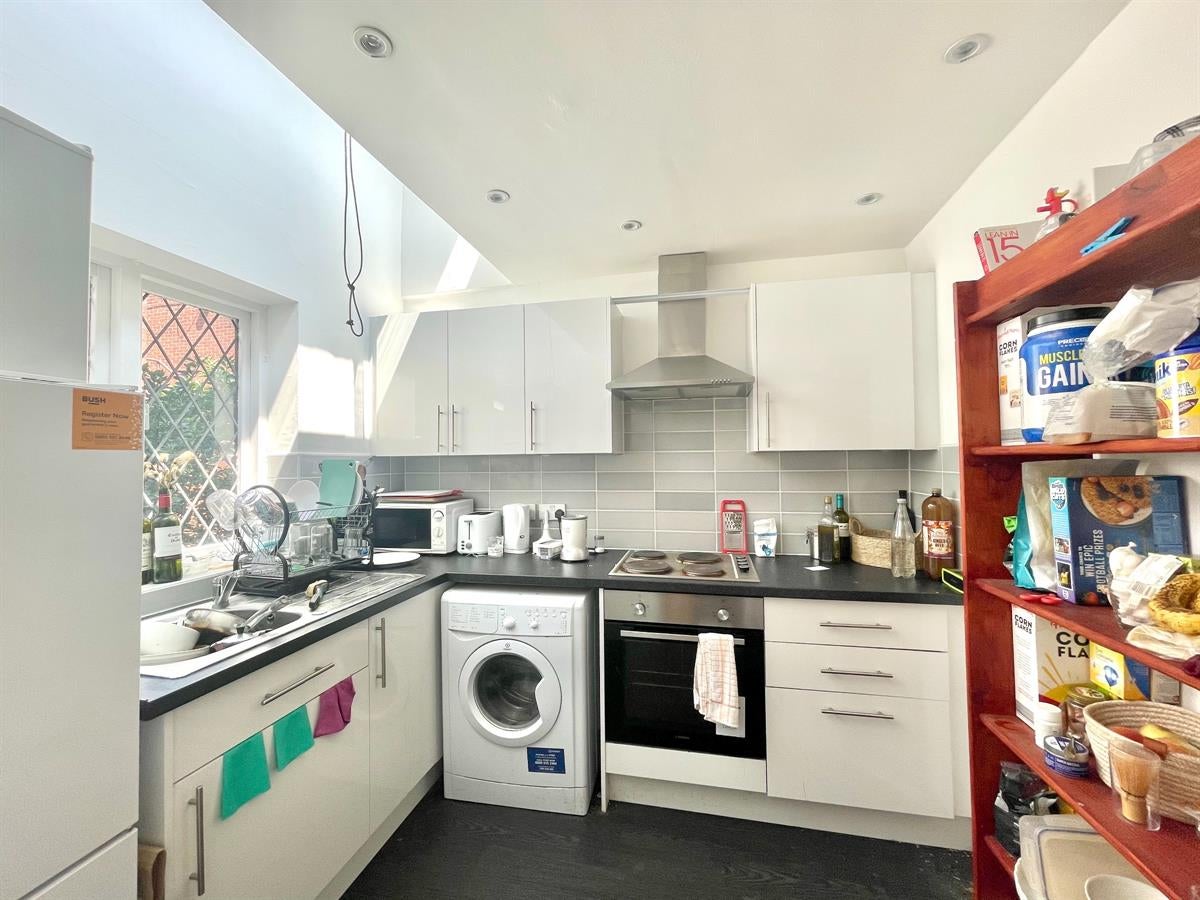 Flat Oakshott Court in Greater London