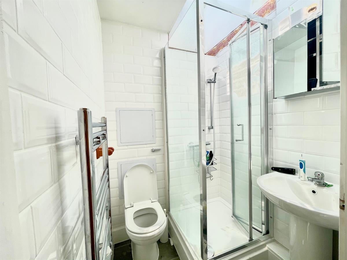 Flat Oakshott Court in Greater London