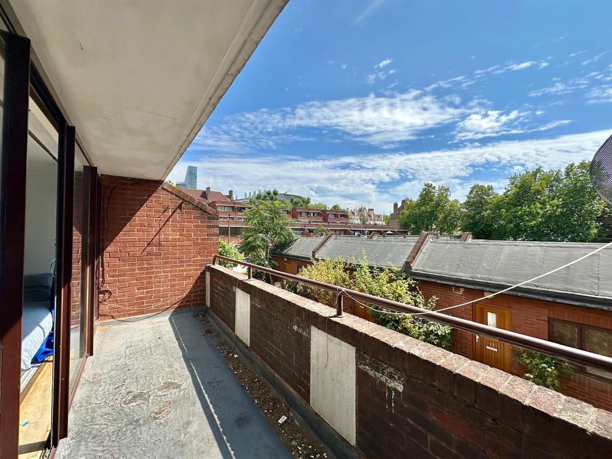 Flat Oakshott Court in Greater London