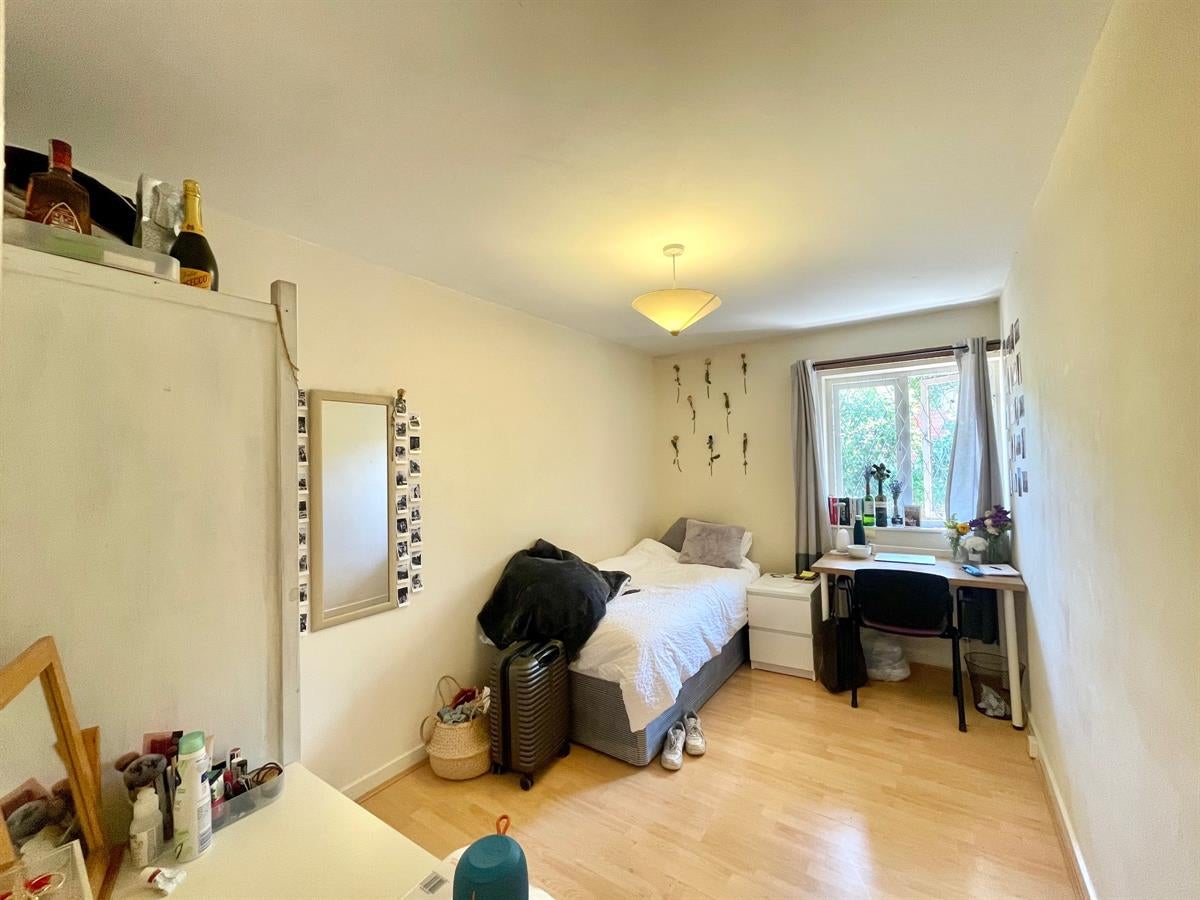 Flat Oakshott Court in Greater London