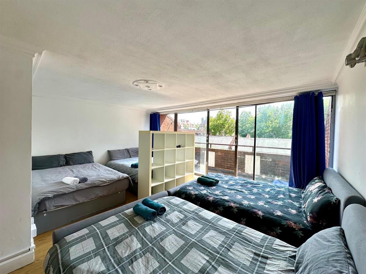 Flat Oakshott Court in Greater London