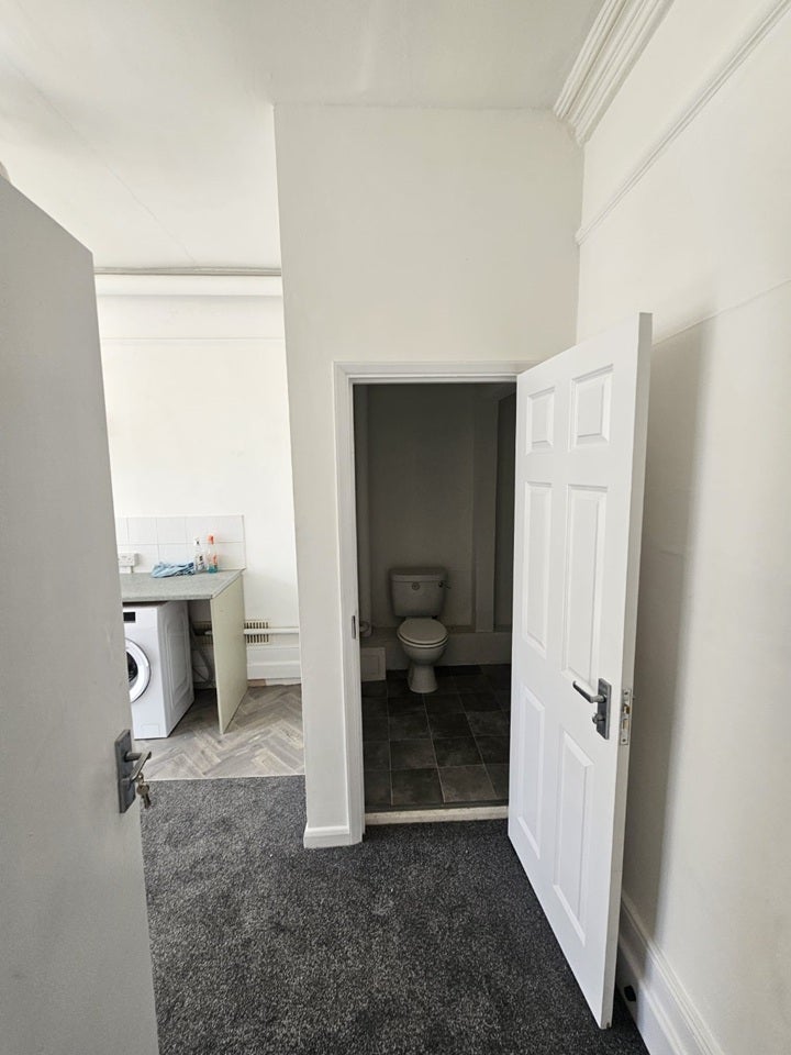 Flat Knollys Road in Greater London
