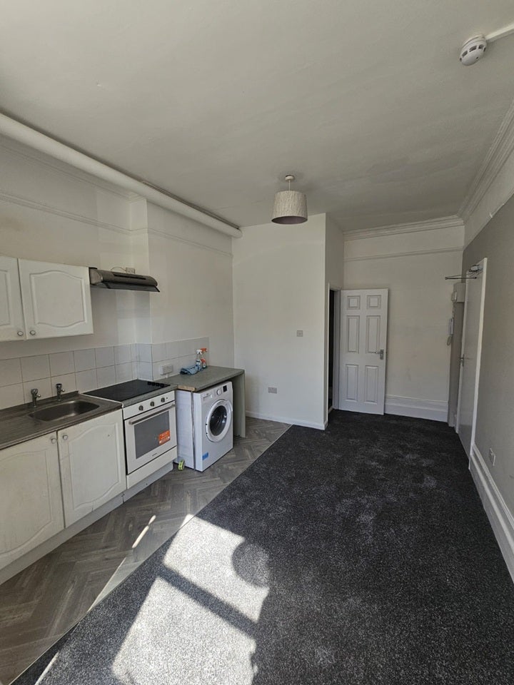 Flat Knollys Road in Greater London