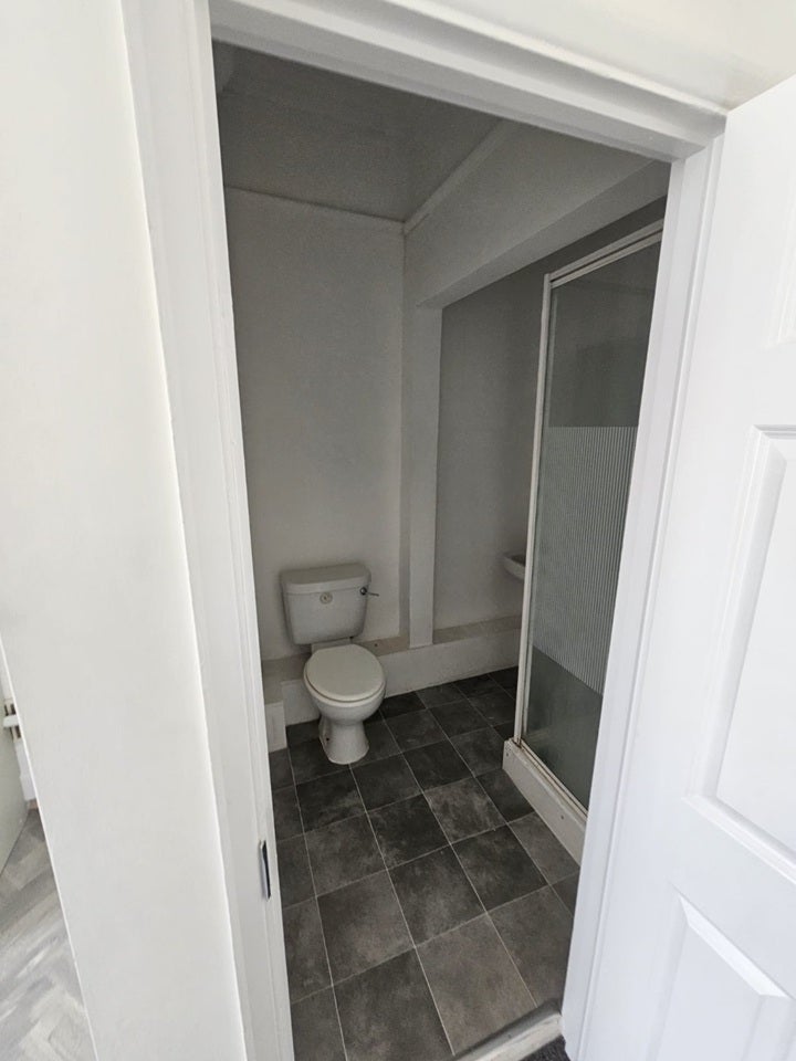 Flat Knollys Road in Greater London
