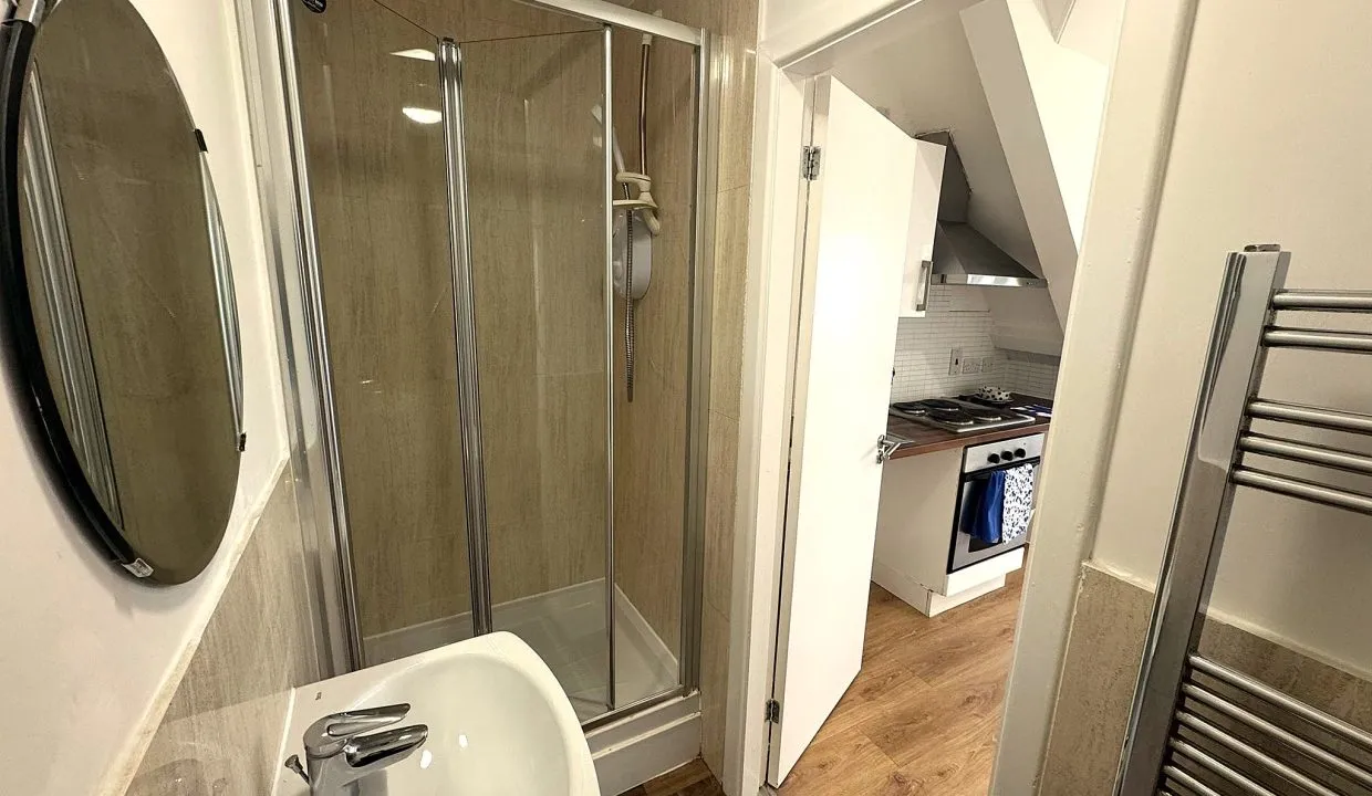 Flat Glenfield Road in Leicester