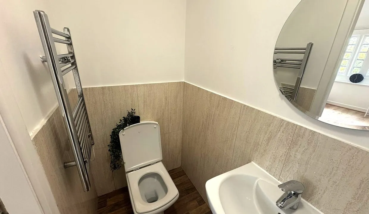Flat Glenfield Road in Leicester