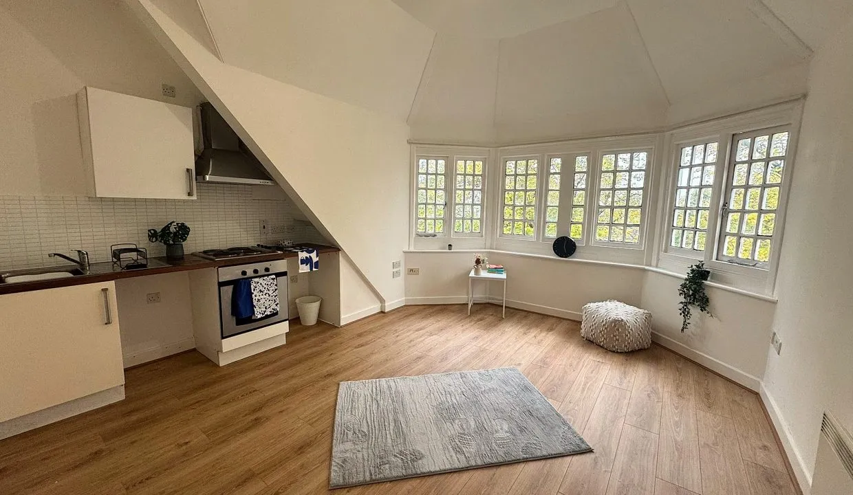 Flat Glenfield Road in Leicester