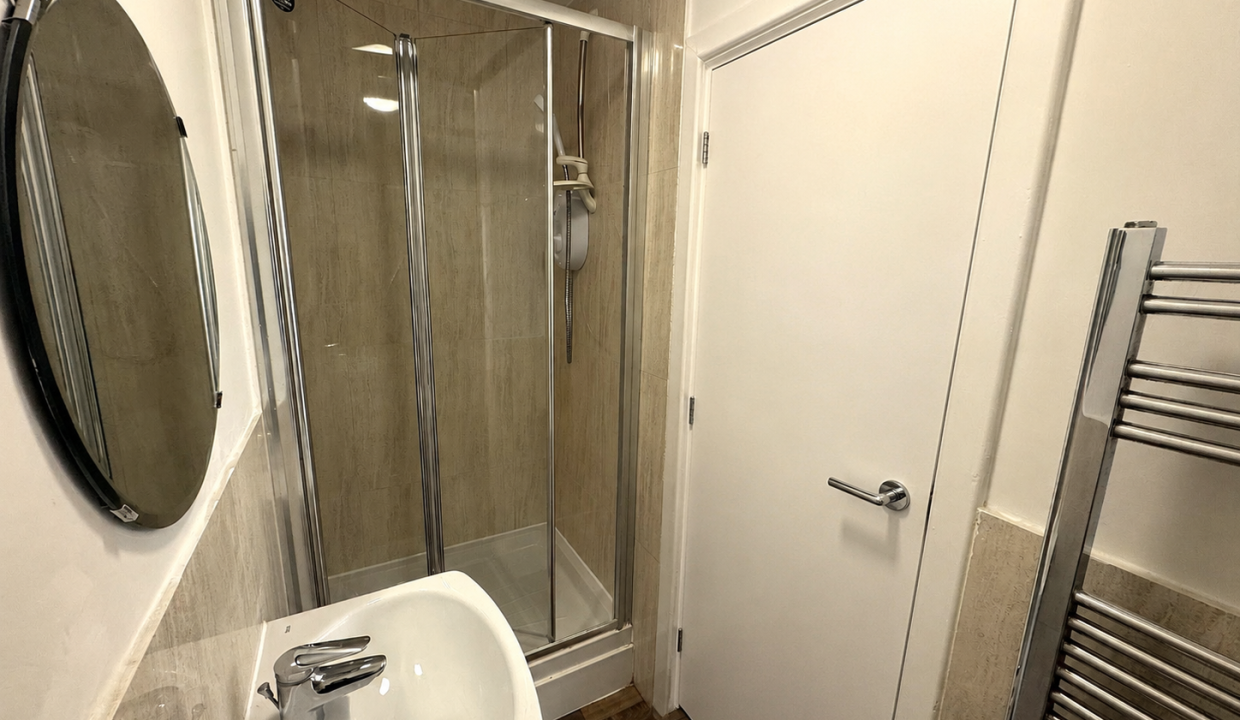 Flat Glenfield Road in Leicester