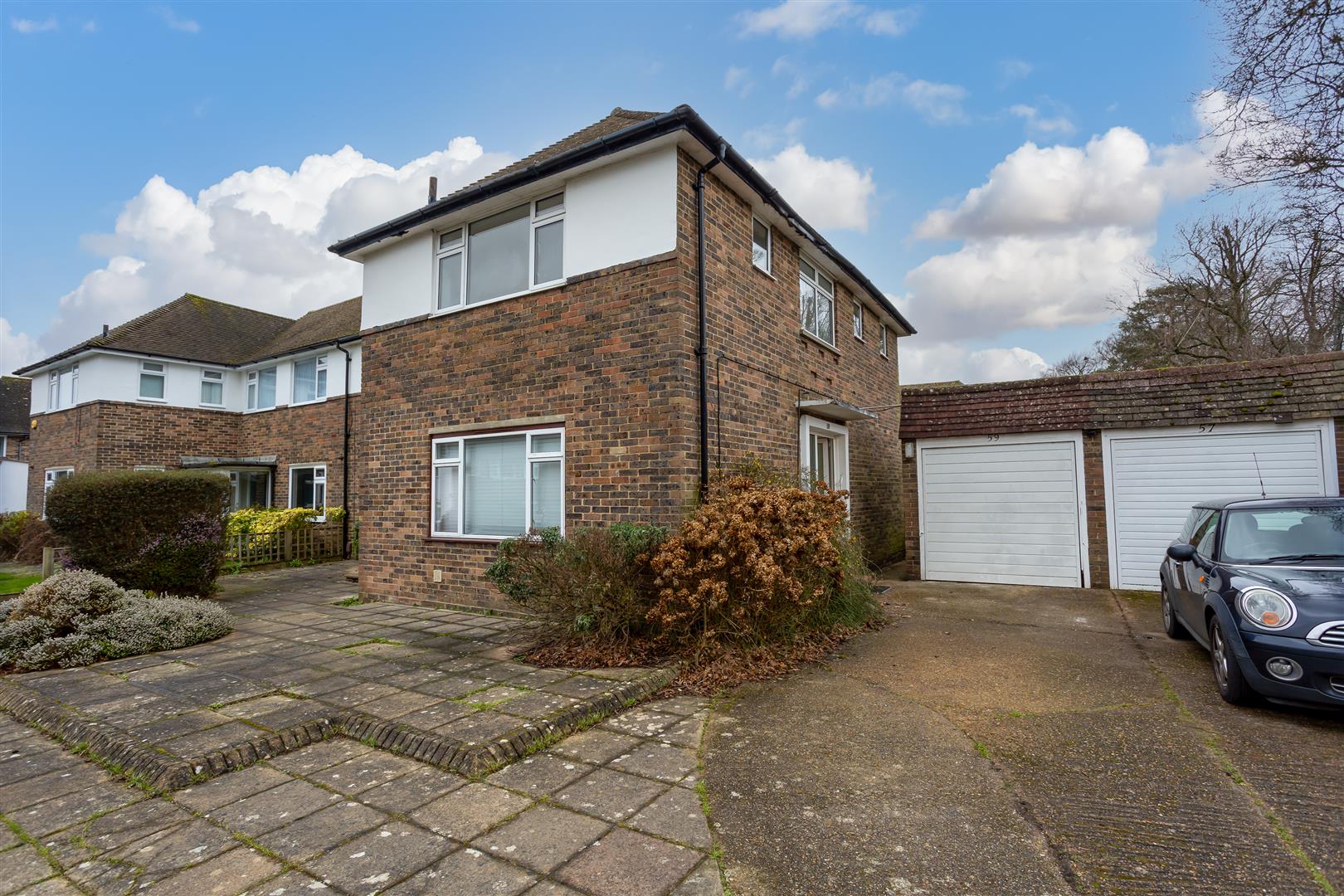 Flat Courtlands Crescent in Reigate and Banstead