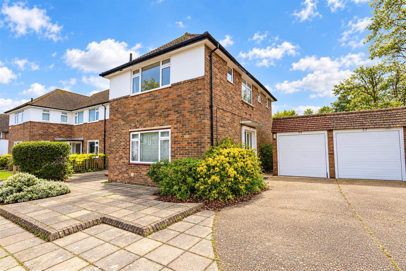 Flat Courtlands Crescent in Reigate and Banstead