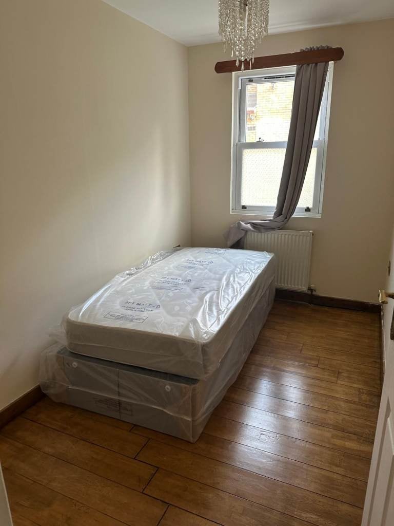 Flat Acacia Road in Greater London