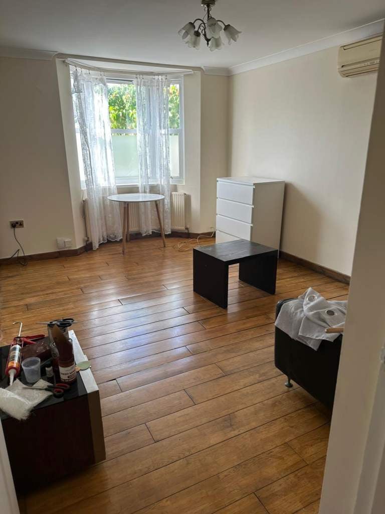Flat Acacia Road in Greater London