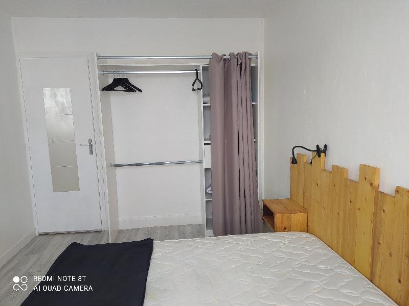 Room Rue des Treilles in Libourne