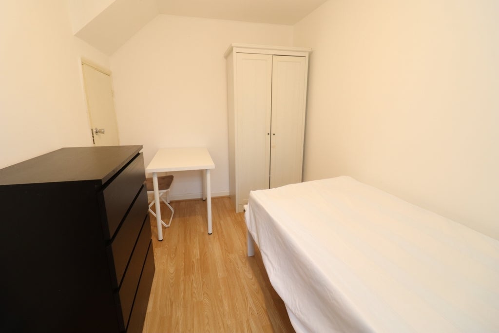 Room Globe Road in Greater London