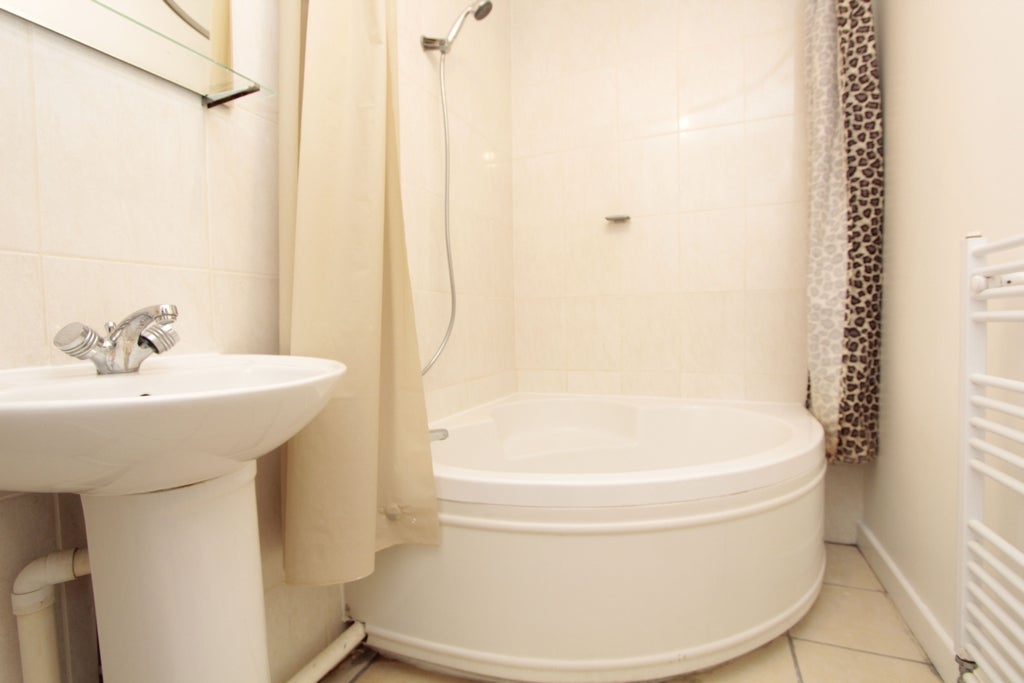 Room Globe Road in Greater London