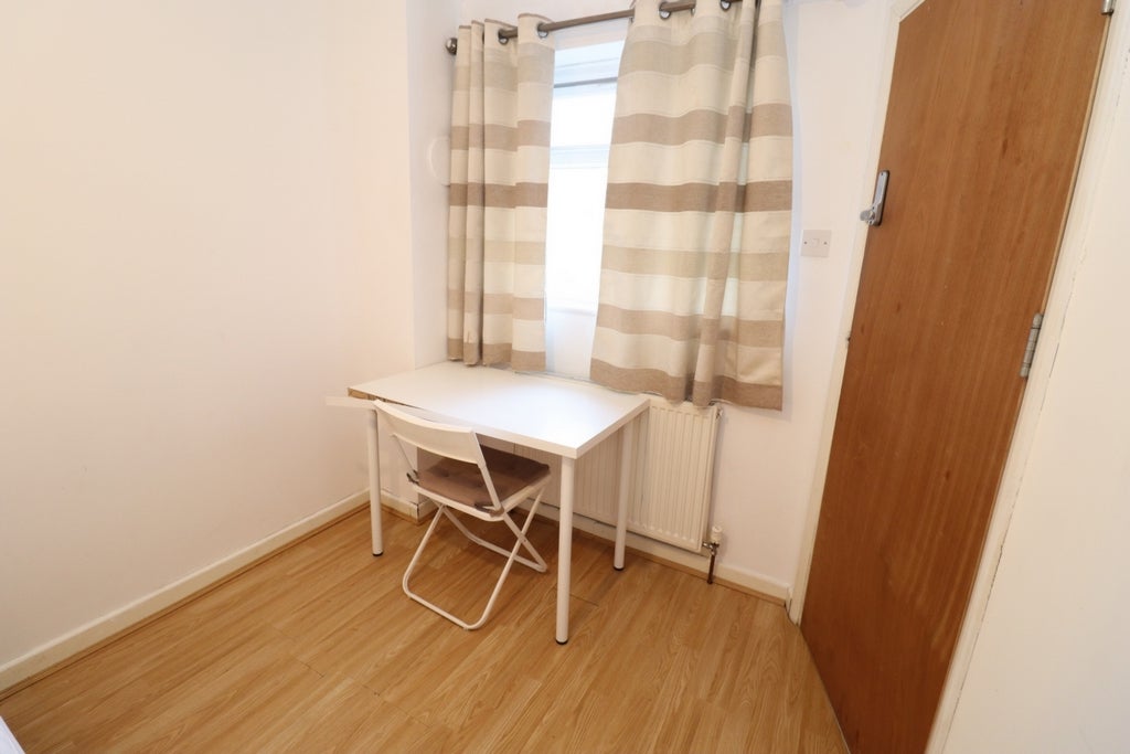 Room Globe Road in Greater London