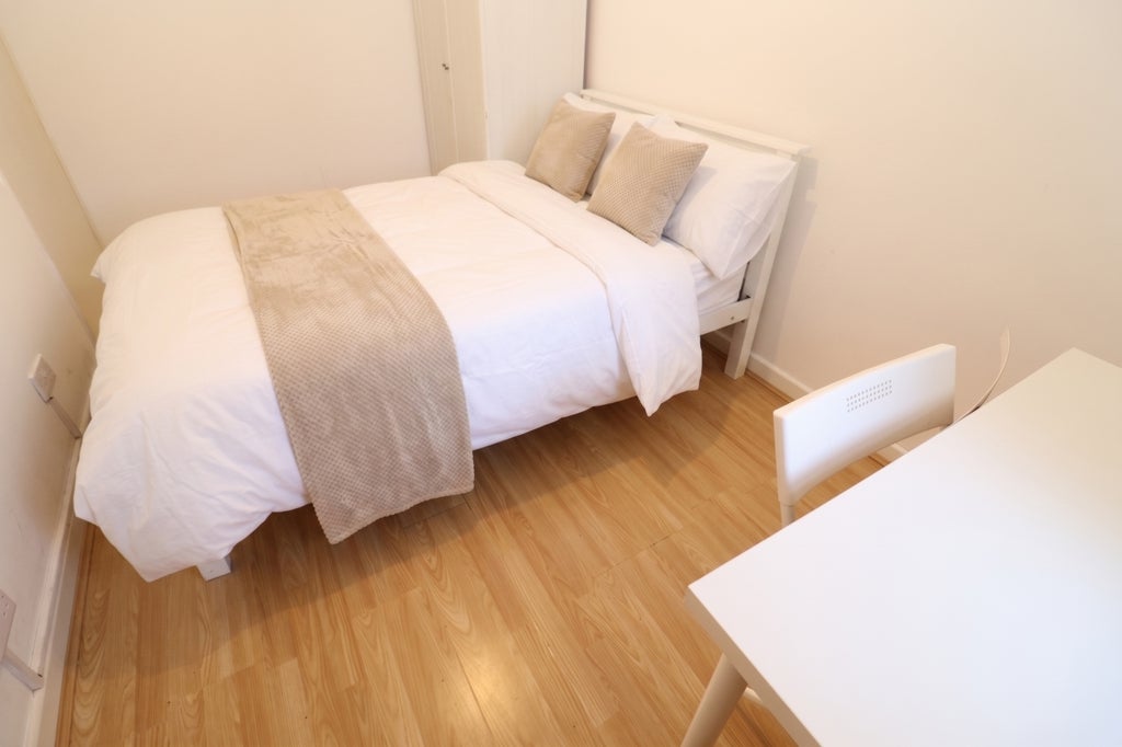 Room Globe Road in Greater London