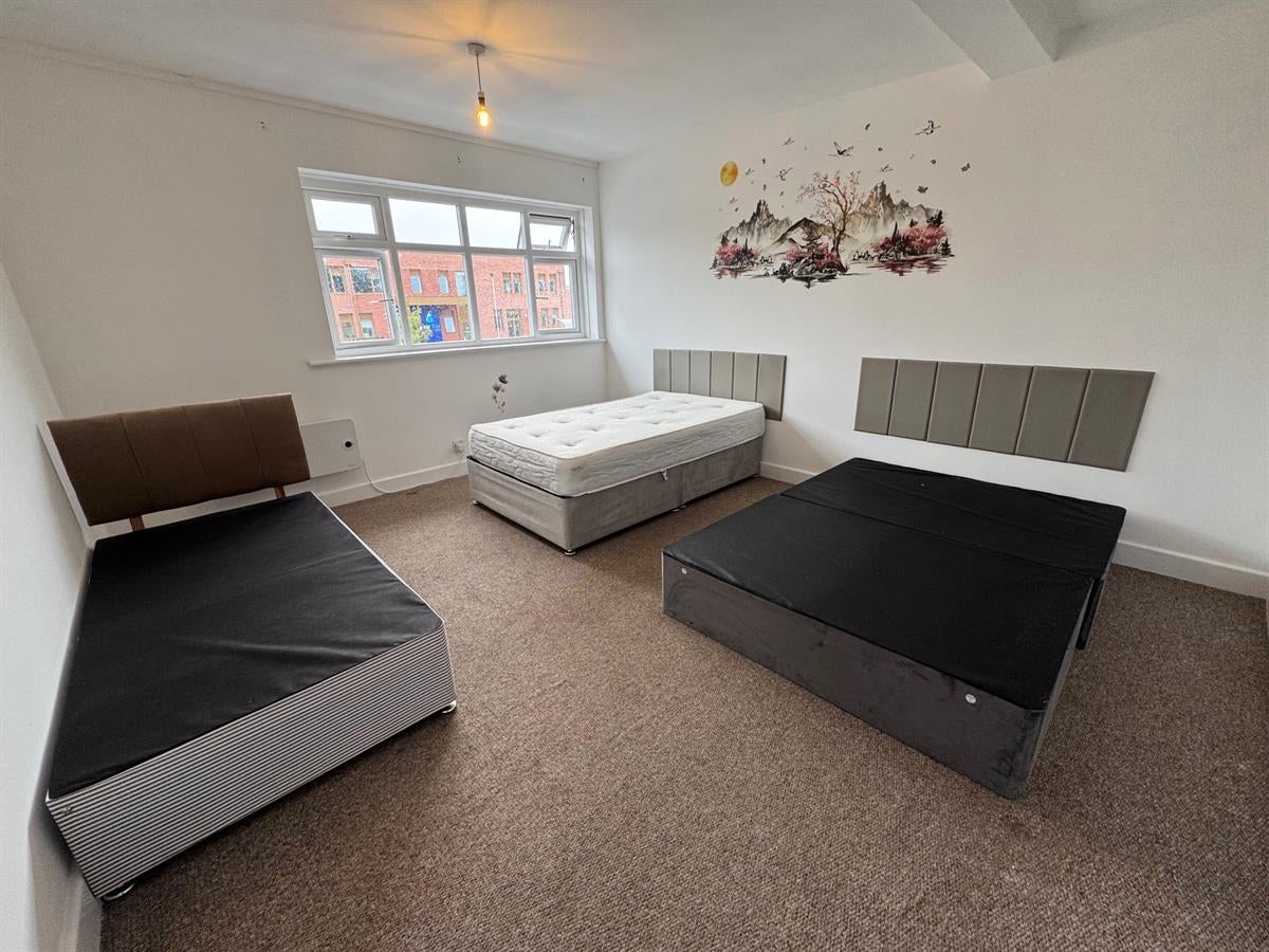 Flat Worcester Road in Cheadle Hulme