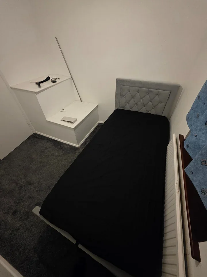 Room Essex Walk in Swindon