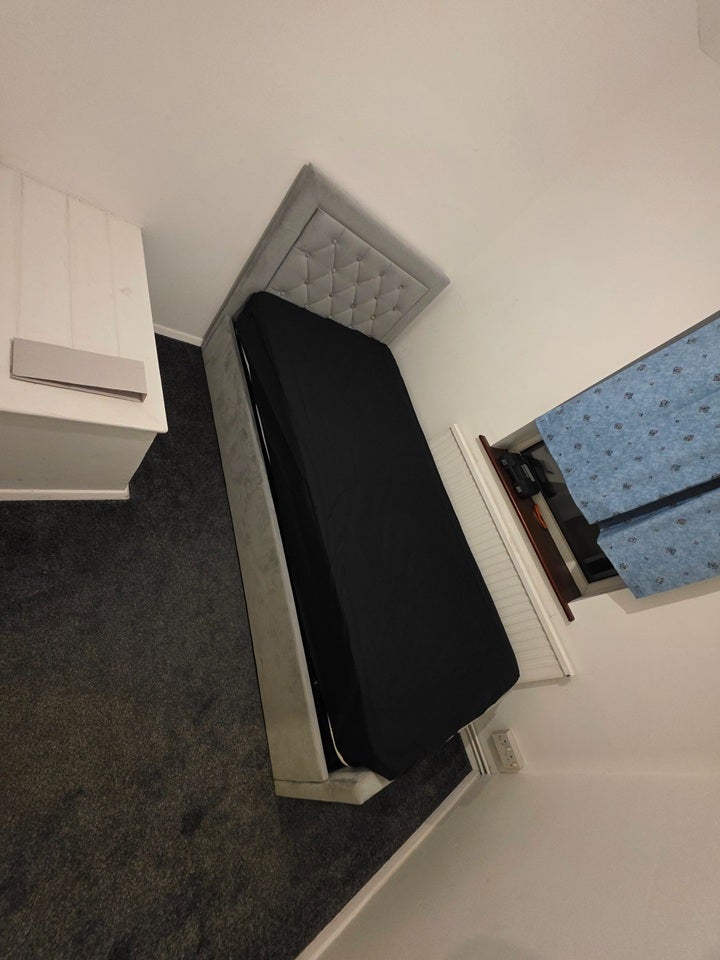 Room Essex Walk in Swindon