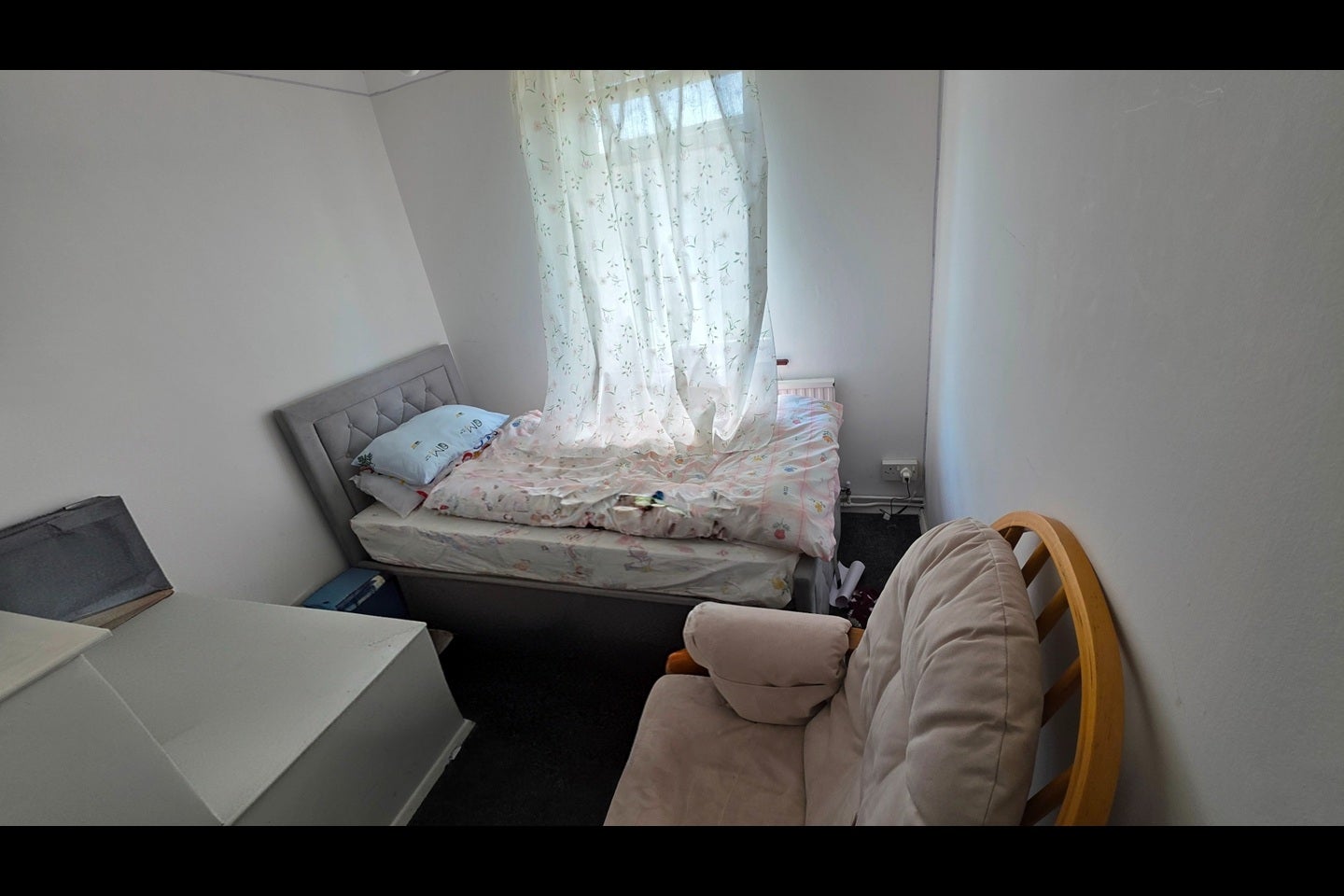 Room Essex Walk in Swindon