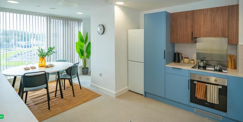 Room Fairlawn Avenue in Bristol