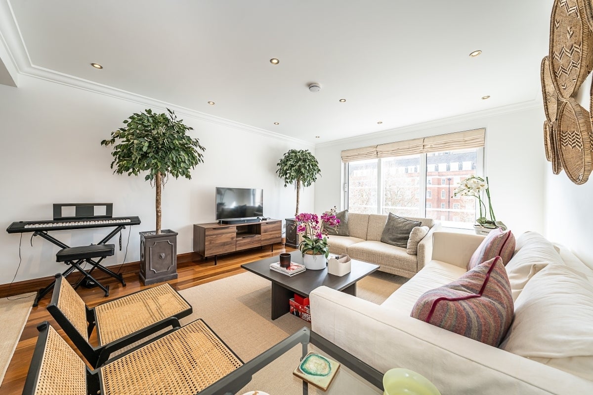 Flat Montrose Court in City of Westminster