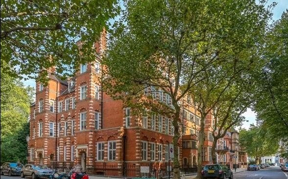 Flat Collingham Gardens in Greater London