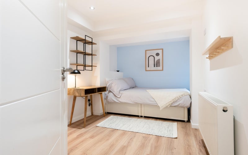 Room Landons Close in Greater London