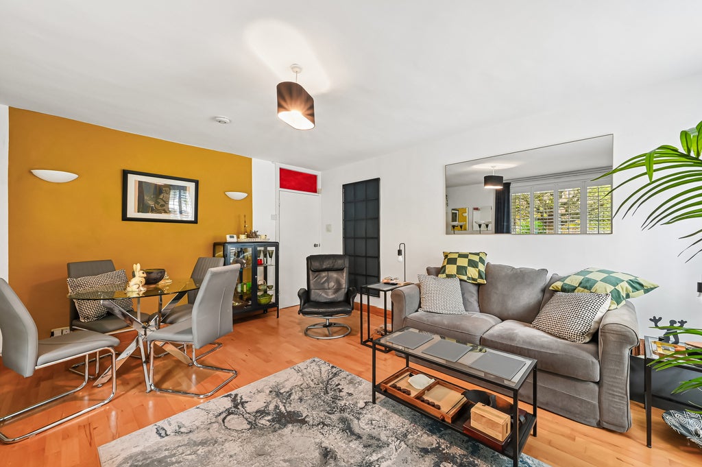 Flat Warwick Drive in Greater London