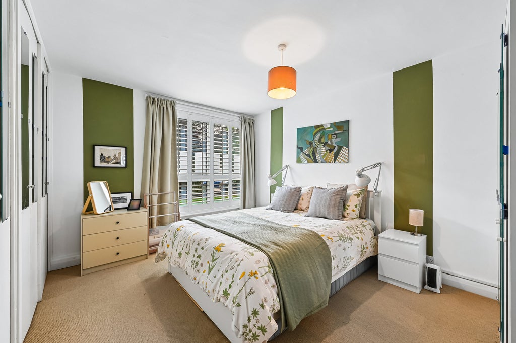 Flat Warwick Drive in Greater London