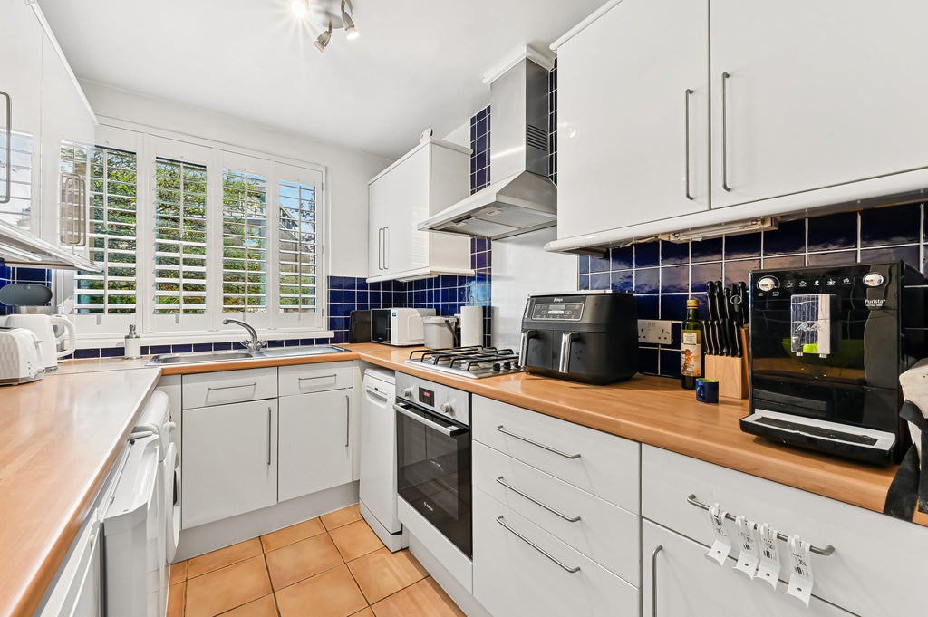 Flat Warwick Drive in Greater London